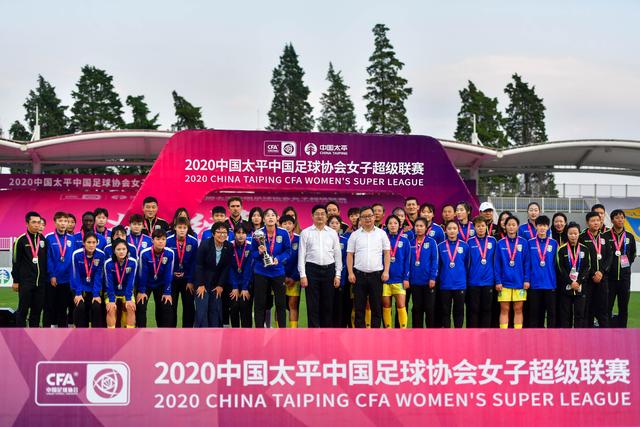 诺丁汉森林正式签下爱尔兰前锋努南，2027年加入球队